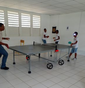 les élèves jouent au ping-pong