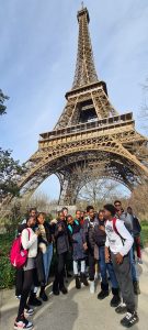 les élèves au pied de la Tour Eiffel