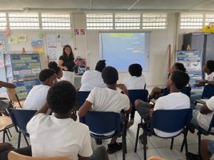 les élèves écoutent les explications de Mme BELHANI
